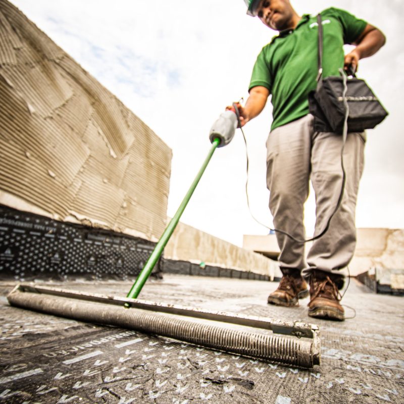 A Holiday Detector se orgulha de oferecer um serviço inovador e sustentável para o setor da construção civil. Com mais de 15 anos de experiência e um compromisso inabalável com a qualidade, somos a escolha ideal para quem busca eficiência, precisão e responsabilidade ambiental nos testes de estanqueidade.